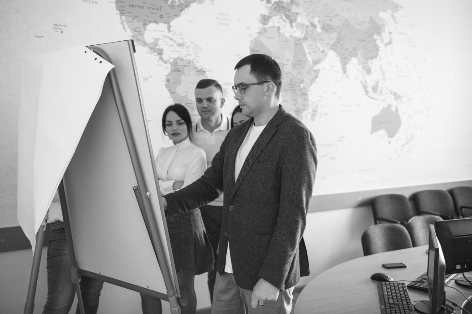 Grupo de personas compartiendo experiencias financieras