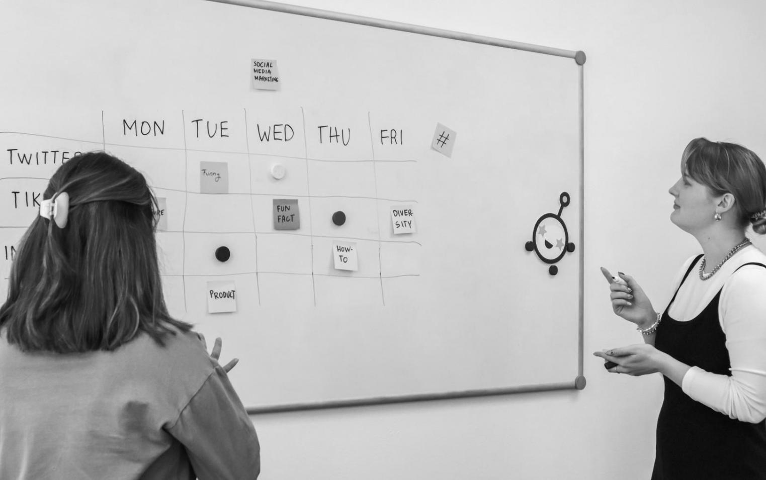 Sesión de análisis financiero con documentos y gráficos sobre la mesa